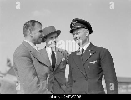 Aeroporto di Berlino - Tempelhof Left MR. Matthias and Right pilot Horst Merz Data: Ottobre 1934 Località: Berlino, Germania Parole Chiave: Piloti, personale aeronautico, campi aerei Nome personale: Matthias, , Merz, Horst Nome istituto: Berlin-Tempelhof Foto Stock
