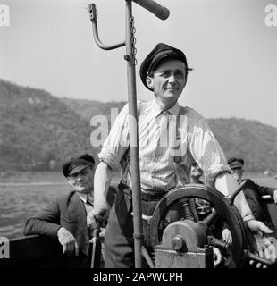 Navigazione sul Reno, reportage su come vivere e lavorare a bordo di una nave del Reno capannoni nella loro barca a Kaub Data: 1 aprile 1955 posizione: Germania, Kaub, Germania occidentale Parole Chiave: Colline, barche pilota, pilotaggio Foto Stock