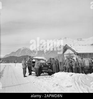 Tiroler Jägerbataillon 22 - Klosterkaserne Pausa Pranzo durante l'esercizio con sinistra a Willy's Jeep Data: Gennaio 1960 Località: Innsbruck, Austria, Tirolo Parole Chiave: Montagne, paesaggi, esercizi militari, veicoli militari, militari, sci, neve, inverno Foto Stock