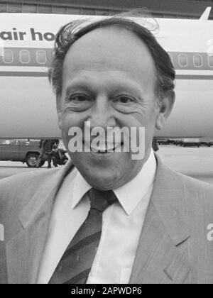 Air Holland neemt op Schiphol Boeing 727 in Gebruik; dr. John Block ha incontrato stewardessen en vliegtuig 2 aprile 1985 Foto Stock