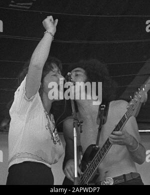 Stone The Crows Durante Il Kralingen Popfestival Rotterdam (Holland Pop Festival, 26 Giugno 1970). (Non Jefferson Airplain (sic) come indicato dalla fonte.) da sinistra a destra Maggie Bell, James Dewar, Colin Allen (batteria), Les Harvey (retro); Foto Stock