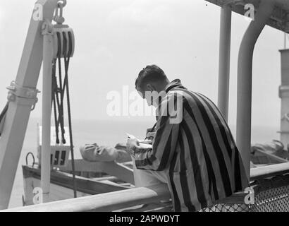 Viaggio in mare con MS Baloeran Man on the Railing Annotation: Questa foto fa parte di una serie di foto di un viaggio con la MS Baloeran del Rotterdam Lloyd Data: 1935 Parole Chiave: Navi Foto Stock