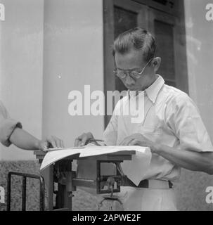 Volontari di guerra a Malacca e Indonesia uomo impegnato nel trasporto amministrativo Data: 1946 Località: Malacca, Malesia, Penang Foto Stock