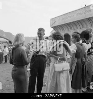 Moselle: Festival del Costume e del vino l'uomo versa il vino in fiera al Rummelplatz Data: 4 luglio 1959 luogo: Germania, Kröv, Renania-Palatinato, Germania Ovest Parole Chiave: Attrazioni da fiera, fiere, costume, pubblico, feste popolari, vino Foto Stock