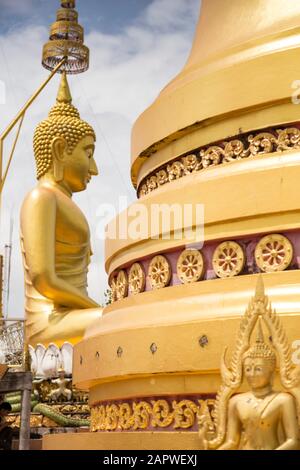 Statua gigante di buddha d'oro sulla cima di Wat Tham Sua (grotta della tigre) Foto Stock