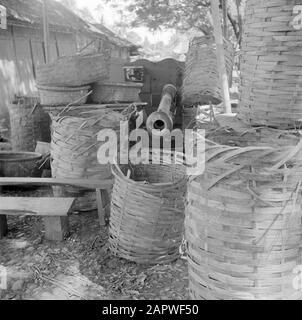 Volontari di guerra a Malacca e Indonesia Cestini in un negozio nel kampong Data: Marzo 1946 luogo: Indonesia, Indonesia, Java, Dutch East Indies Parole Chiave: Villaggi, cestini Foto Stock