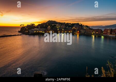 Tramonto sulla Baia del silenzio nel villaggio di pescatori di Sestri Levante, nella Riviera Italiana Foto Stock