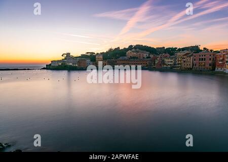 Tramonto sulla Baia del silenzio nel villaggio di pescatori di Sestri Levante, nella Riviera Italiana Foto Stock