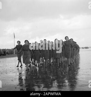 Premio Dell'Ordine militare di Guglielmo e altri premi della Regina Wilhelmina alla presenza degli altri membri della famiglia reale alla base aerea di Soesterberg Marching donne della Vrouwenhulpkorps Data: 20 giugno 1946 luogo: Soest, Utrecht (provincia) Parole Chiave: Casa reale, parate militari, parate militari, premi, donne Nome istituzione: Willemorder militare Foto Stock