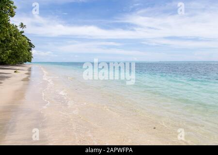 Spiaggia di sabbia rosa vuota con acque blu chiare nell'isola del Pacifico meridionale Foto Stock