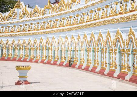 Colonne e archi dorati della Umin Thounzeh Paya faÃ§ade, Mandalay Foto Stock