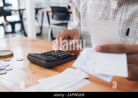 Finanze economia salvifica concetto. Ragioniere o banchiere calcolare la fattura in contanti. Foto Stock