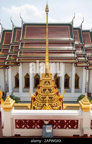 Vista ad alta angolazione della torre dorata di Wat Ratchanatdaram (Loha Prasat) Foto Stock