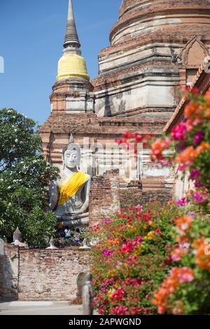 Wat Yai Chai Mongkhon con fiori di Bougainvillea colorati e Buddha Foto Stock