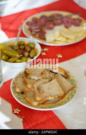 Shot verticale di pane tostato su un piatto sul tabella Foto Stock