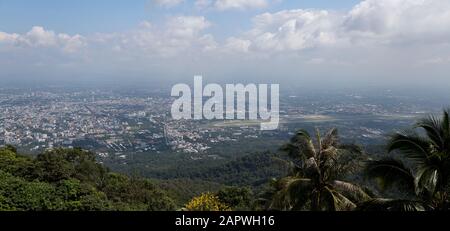 Vista panoramica ad alta angolazione di Chiang mai vista da Wat Doi Suthep Foto Stock