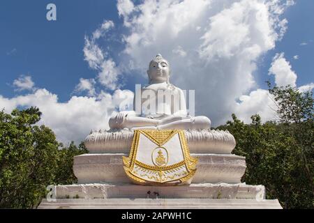 Statua gigante di Buddha bianco sotto un cielo blu con nuvole bianche Foto Stock