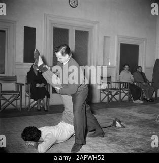 Scuola di Acrobat Carletti a Montmartre, Parigi Master Carletti assiste in un esercizio Data: Non Data: Sede: Francia, Parigi Parole Chiave: Acrobazie, palestra, interni, studenti, scuole Nome personale: Carletti, Hillios Foto Stock