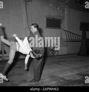 Scuola di Acrobat Carletti a Montmartre, Parigi Master Carletti esercita un salto con uno studente Data: Undata: Undata: Francia, Parigi Parole Chiave: Acrobazie, artisti, palestre, interni, alunni, scuole Nome personale: Carletti, Hillios Foto Stock