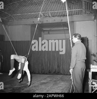 Scuola di Acrobat Carletti a Montmartre, Parigi Master Carletti Esercizi con un giovane studente Data: Undata: Undata luogo: Francia, Parigi Parole Chiave: Acrobazie, artisti, palestre, interni, bambini, alunni, scuole Nome personale: Carletti, Hillios Foto Stock