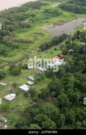 Bella vista aerea a verde foresta pluviale allagata, villaggio e fiume in Amazzonia vicino Manaus, Amazonas, Brasile Foto Stock