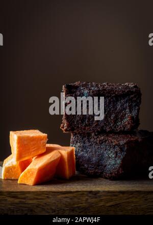 brownie al cioccolato a base di piante vegane fatte con patate dolci verticali Foto Stock