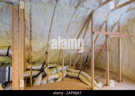 In costruzione nuova casa con travi in legno di tubi HVAC sfiati impianto di riscaldamento sul tetto Foto Stock