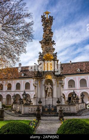 Abbazia della Santa Croce è un monastero cistercense nei boschi di Vienna. È il più antico monastero cistercense occupato continuamente nel mondo Foto Stock