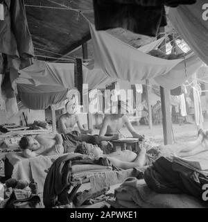 Volontari di guerra a Malacca e Indonesia Military Stay Data: Marzo 1946 luogo: Indonesia, Indonesia, Java, Dutch East Indies Parole Chiave: Letti, militare Foto Stock