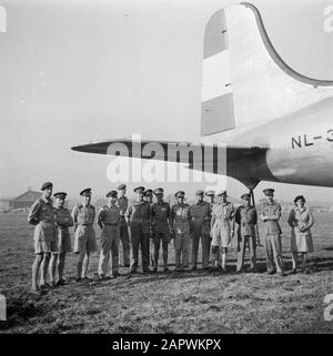 Volontari di guerra a Malacca e Indonesia Soldati allo Skymaster 313 Data: Febbraio 1946 Parole Chiave: Militari, aerei, aeroporti Foto Stock