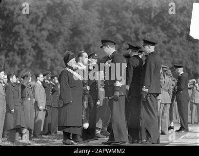 Cerimonia delle decorazioni ad Arnhem (Parco Sonsbeek). Principessa sinistra Wilhelmina Data: 7 ottobre 1948 luogo: Arnhem, Gelderland Parole Chiave: Awards, seconda guerra mondiale Nome personale: Wilhelmina, principessa Foto Stock