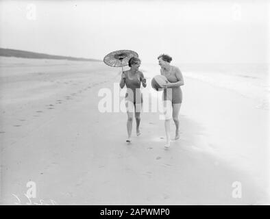 Modello di Reportage Eva Waldschmidt (con ombrellone) e Van de Polls donna nell Langlais camminare lungo la linea di marea a Zandvoort Data: 1932 posizione: Noord-Holland, Zandvoort Parole Chiave: Spiagge Nome personale: Langlais, Nell, Waldschmidt, Eva Foto Stock