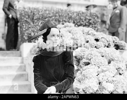 Foto di moda in Auteuil modello con cappello Data: 28 Giugno 1936 posizione: Francia, Parigi Parole Chiave: Cappelli, abbigliamento, moda Foto Stock