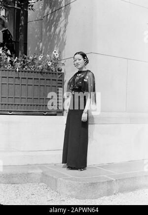 Foto di moda in Auteuil modello in abito lungo Data: 28 Giugno 1936 Ubicazione: Francia, Parigi Parole Chiave: Abbigliamento, moda Foto Stock