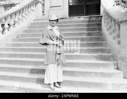 Foto di moda in Auteuil modello con cappello Data: 28 Giugno 1936 Località: Francia, Parigi Parole Chiave: Abbigliamento, moda Foto Stock