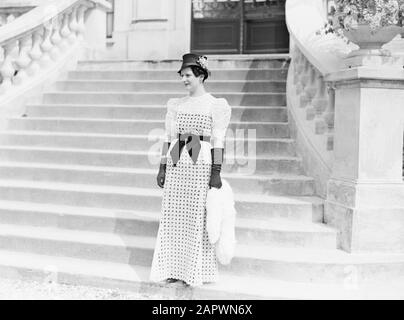 Foto di moda in Auteuil modello con cappello Data: 28 Giugno 1936 Località: Francia, Parigi Parole Chiave: Abbigliamento, moda Foto Stock