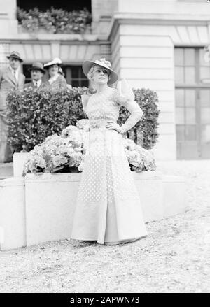 Foto di moda in Auteuil modello con cappello Data: 28 Giugno 1936 Località: Francia, Parigi Parole Chiave: Abbigliamento, moda Foto Stock