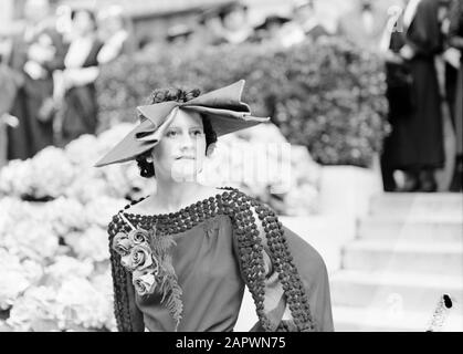 Foto di moda in Auteuil modello con cappello Data: 28 Giugno 1936 Località: Francia, Parigi Parole Chiave: Abbigliamento, moda Foto Stock