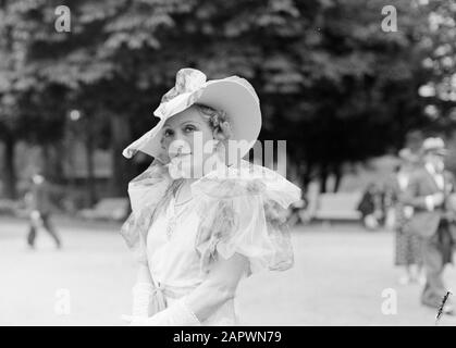 Foto di moda in Auteuil modello con cappello Data: 28 Giugno 1936 posizione: Francia, Parigi Parole Chiave: Modelli fotografici, abbigliamento Foto Stock