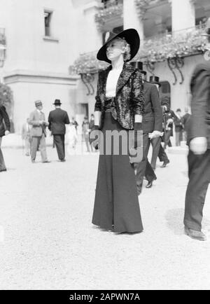 Foto di moda in Auteuil modello con abito lungo e cappello Data: 28 giugno 1936 Ubicazione: Francia, Parigi Parole Chiave: Abbigliamento, moda Foto Stock