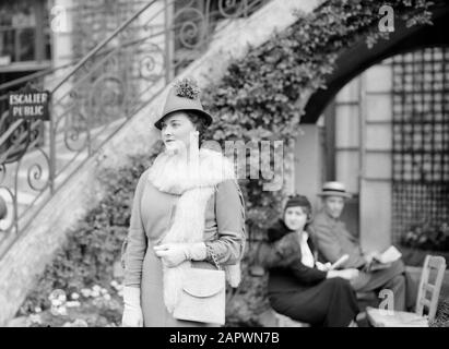 Foto di moda in Auteuil modello con cappello e boa Data: 28 giugno 1936 Ubicazione: Francia, Parigi Parole Chiave: Abbigliamento, moda Foto Stock