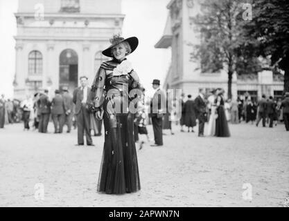 Foto di moda in Auteuil modello in abito lungo con cappello Data: 28 Giugno 1936 luogo: Francia, Parigi Parole Chiave: Abbigliamento, moda Foto Stock