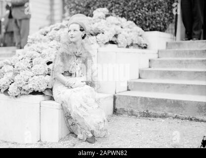 Foto di moda in Auteuil modello in abito lungo Data: 28 Giugno 1936 Ubicazione: Francia, Parigi Parole Chiave: Abbigliamento, moda Foto Stock