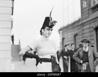 Foto di moda in Auteuil modello con cappello Data: 28 Giugno 1936 Località: Francia, Parigi Parole Chiave: Abbigliamento, moda Foto Stock