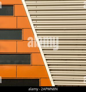 Primo piano di una superficie di colore nero e marrone rettangoli e linee metalliche lucide Foto Stock