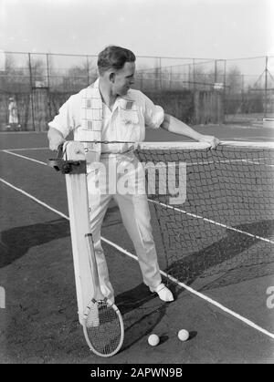 Fotografia pubblicitaria modello Sandhaus in rete sul campo da tennis Data: 1932 Parole Chiave: Modelli fotografici, tennis, palle da tennis, racchette da tennis, campi da tennis Nome personale: Sandhaus, Foto Stock