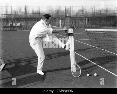 Fotografia pubblicitaria modello Sandhaus con una racchetta da tennis sul campo da tennis Data: 1932 Parole Chiave: Modelli fotografici, tennis, palle da tennis, racchette da tennis, campi da tennis Nome personale: Sandhaus, Foto Stock