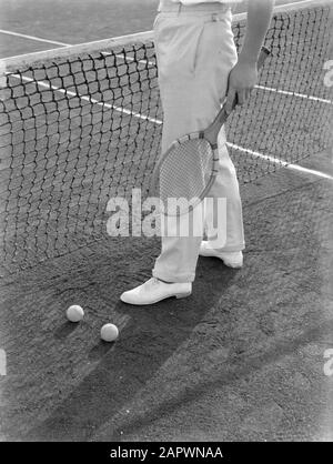 Fotografia pubblicitaria modello Sandhaus con una racchetta da tennis sul campo da tennis Data: 1932 Parole Chiave: Modelli fotografici, tennis, palle da tennis, racchette da tennis, campi da tennis Nome personale: Sandhaus, Foto Stock