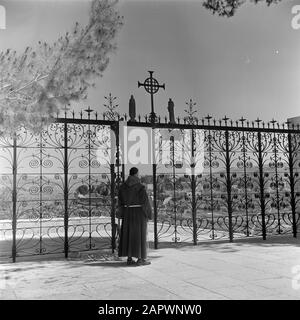 Israele 1948-1949: Ain Karem Monk, presumibilmente francescano, in abito dalla recinzione di fronte alla Chiesa della Visitazione Data: 1948 luogo: Ain Karem, Israele, Gerusalemme Parole Chiave: Accappatoi, recinzioni, monasteri, monasteri, monaci Foto Stock