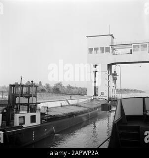 Navigazione sul Reno, rapporto dalla nave a motore Damco 230: Francia nave a motore nella serratura al Canal Grande d'Alsace vicino Kembs Data: 1 aprile 1955 Ubicazione: Francia, Kembs Parole Chiave: Vie navigabili interne, canali, serrature Foto Stock